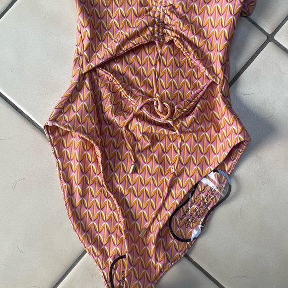 BRAND NEW Showpo Recycled Nylon Cut Out Bandeau One Piece in US size 2 UK 6 - Picture 5 of 7